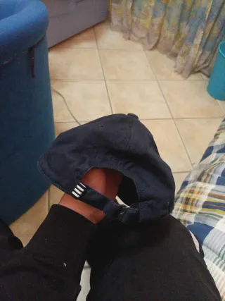 Cappello Adidas blu con strisce bianche