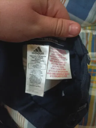 Cappello Adidas blu con strisce bianche