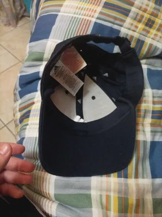 Cappello Adidas blu con strisce bianche