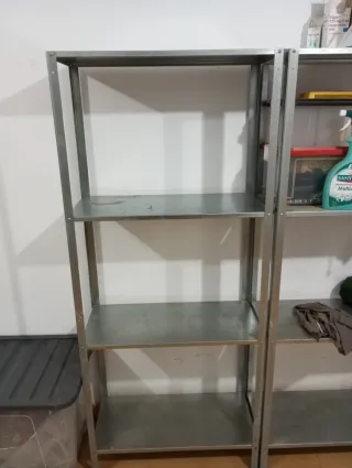 Estantería metálica plateada