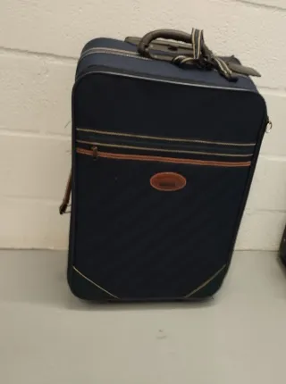 Maleta de ruedas azul....