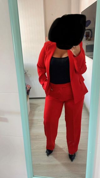Traje de chaqueta y pantalón rojo