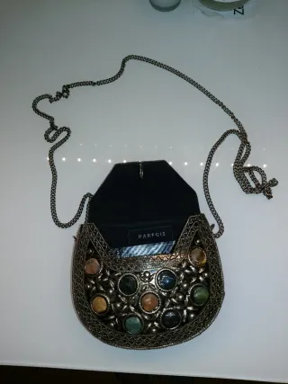 Clutch de mano metálico con piedras incrustadas