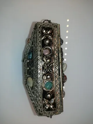 Clutch de mano metálico con piedras incrustadas