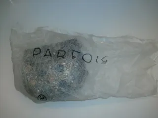 Clutch de mano metálico con piedras incrustadas