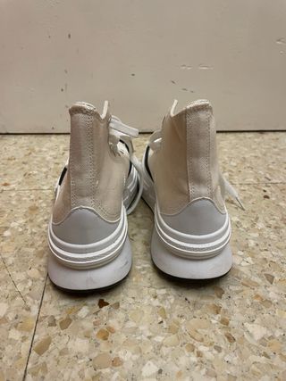 Bambas altas beige y blancas.