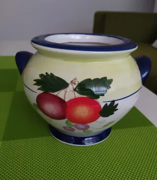 Jarrón de cerámica con frutas