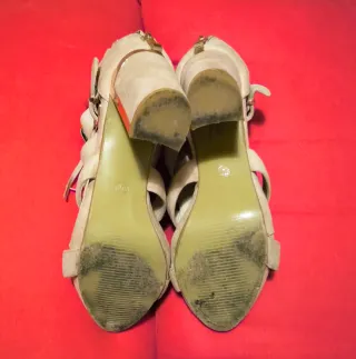 Sandali beige con tacco dorato interno