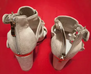 Sandali beige con tacco dorato interno