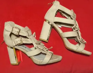 Sandali beige con tacco dorato interno