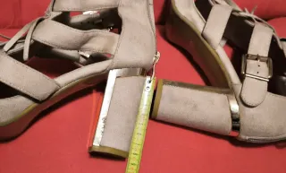 Sandali beige con tacco dorato interno