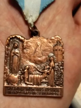 Insignia medalla Religiosa Virgen de Lourdes