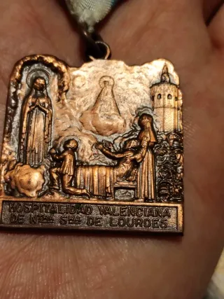 Insignia medalla Religiosa Virgen de Lourdes