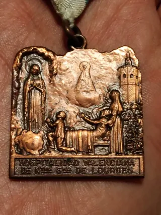 Insignia medalla Religiosa Virgen de Lourdes