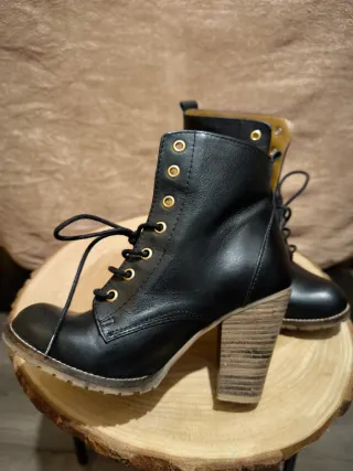 Botines de cuero negro con cordones