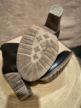 Botines de cuero negro con cordones