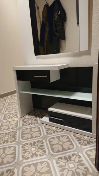 Recibidor moderno con espejo