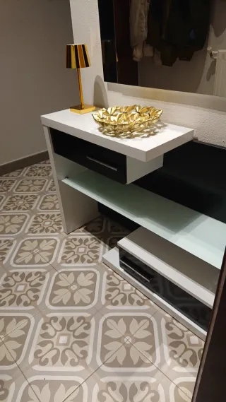 Recibidor moderno con espejo