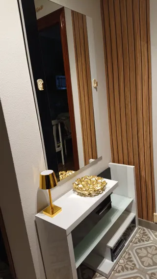 Recibidor moderno con espejo