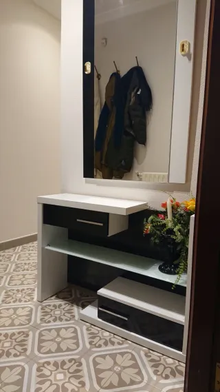 Recibidor moderno con espejo