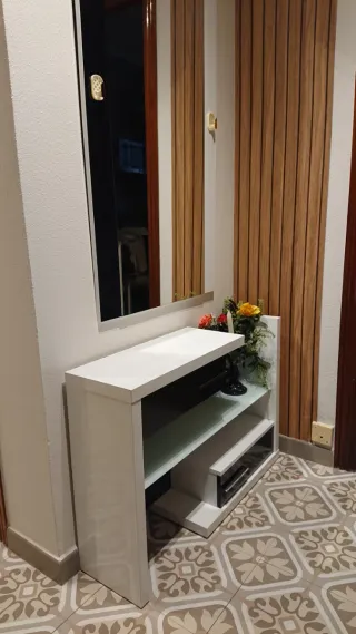 Recibidor moderno con espejo