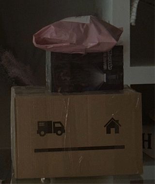 Caja de cartón con envoltorio rosa