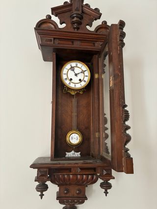 Reloj de péndulo antiguo de madera