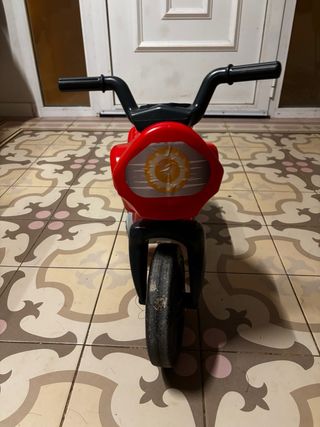 Moto infantil roja y negra