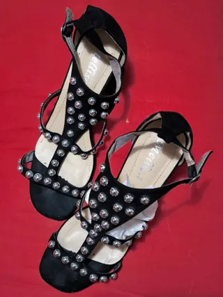 Sandali neri con borchie tonde