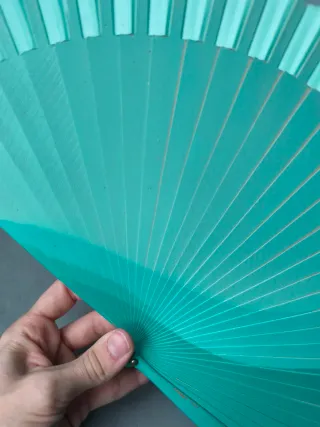 Abanico de tela verde azulado