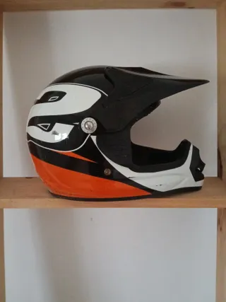 Casco infantil moto naranja y negro