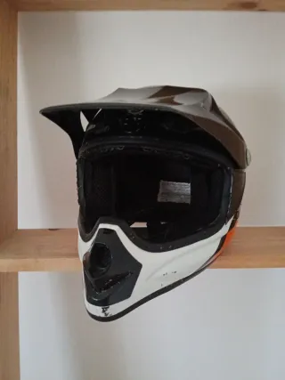 Casco infantil moto naranja y negro
