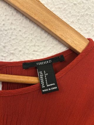 Blusa roja Forever 21 con volantes