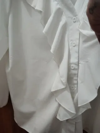 Blusa blanca con volantes