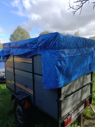 Remolque cerrado con lona azul