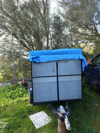 Remolque cerrado con lona azul