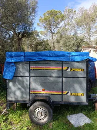 Remolque cerrado con lona azul