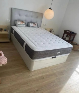 Cama matrimonial con colchon color blanco