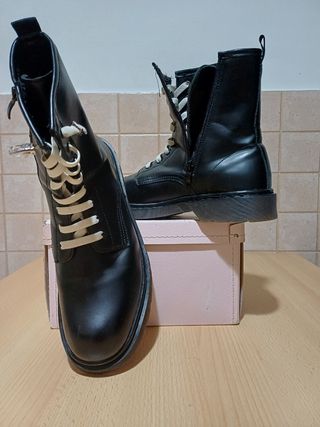 Anfibi neri donna con lacci