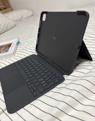 Teclado Logitech Combo Touch iPad Air 13 sin usar