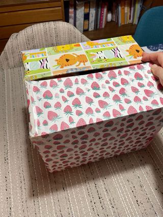 Lote de juguetes variados,  con caja