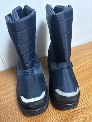 Botas de nieve azules y negras