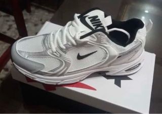 Zapatillas Nike Blancas y Plateadas