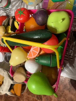 Cesta de juguete con frutas y verduras de todo pol