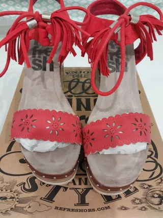 Sandalias Refresh Rojas con Flecos