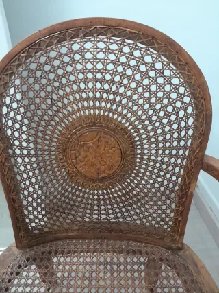 Mesa y sillas antiguas de madera y ratán