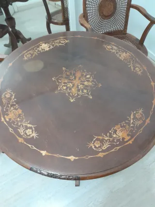 Mesa y sillas antiguas de madera y ratán