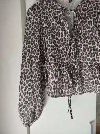 Camisa leopardo con lazada delante.