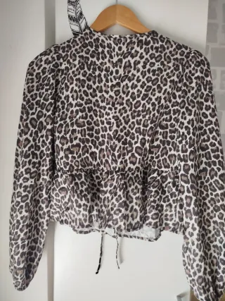Camisa leopardo con lazada delante.