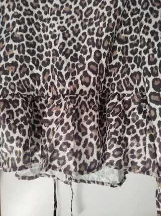Camisa leopardo con lazada delante.